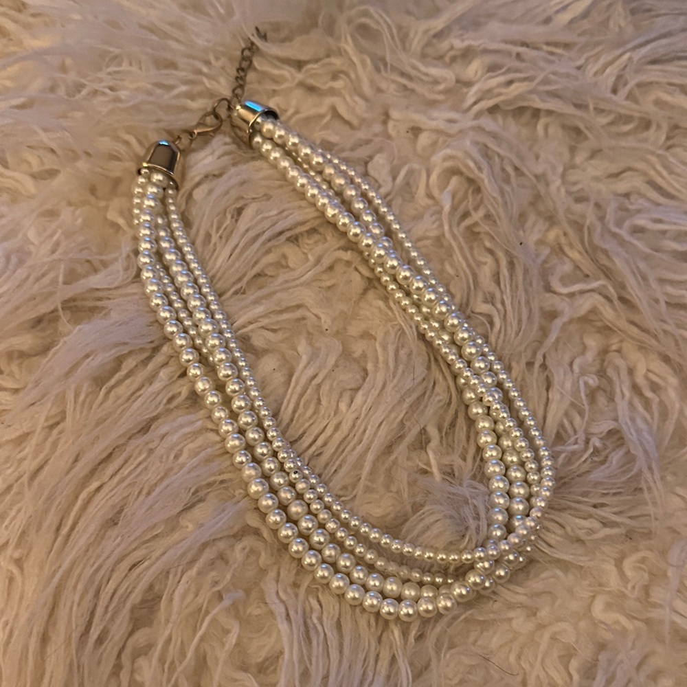 Elegant Faux Pearl Necklace